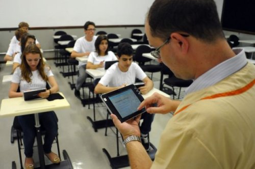 Professor do Colégio Positivo seleciona simuladores de Física no seu tablet: novas possibilidades de ensino com o uso da tecnologia em sala de aula